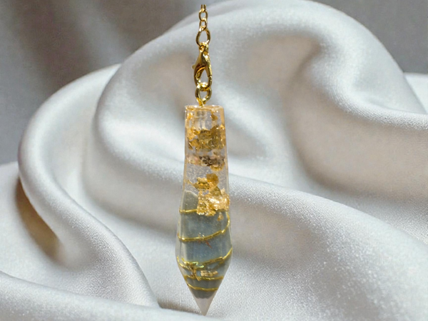 Pendule artisanal orgonite opale bleue